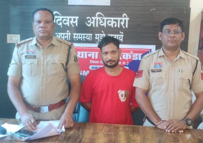 दूसरों के बैंक खातों से पैसा उड़ाकर अपने खातों में मंगाने का खेल! साइबर ठगी के पैसों का कनेक्शन आया सामने, सरकंडा पुलिस ने दबोचा एक आरोपी—अब किसकी तलाश?