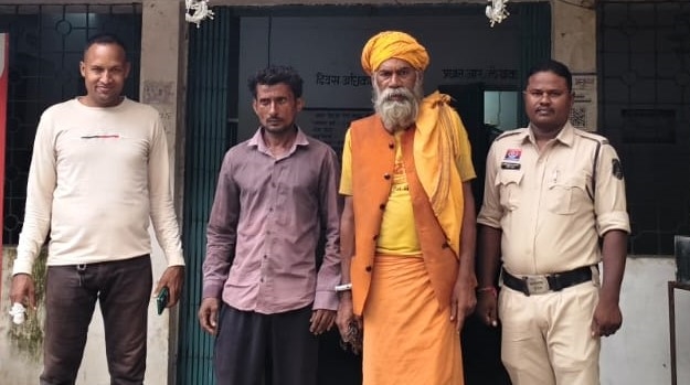 भगवा वेशभूषा, गांव-गांव भिक्षा और बदली हुई पहचान… फिर एक वोटर आईडी ने खोल दिया राज! बिलासपुर पुलिस ने 2 स्थायी वारंटियों को दबोचा।