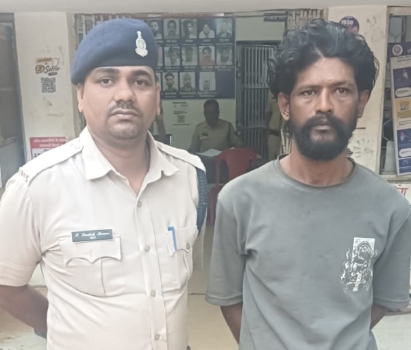 प्रेम प्रसंग और आधार कार्ड को लेकर ऐसा बढ़ा विवाद कि मंगेतर पर हुआ जानलेवा हमला! पहले आंखों में डाली मिर्च, फिर धारदार हथियार से वार—जामुल पुलिस ने आरोपी को दबोचा।