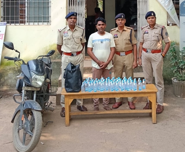 अवैध शराब के खिलाफ सीपत पुलिस की बड़ी रेड! बाइक पर बिक्री के लिए ले जा रहा था 8.1 लीटर देशी शराब, आरोपी गिरफ्तार—मोटरसाइकिल भी जब्त