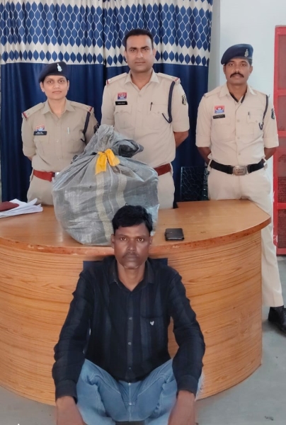 चाचा के घर में छिपाकर रखा था लाखों का गांजा, रतनपुर पुलिस और ACCU की संयुक्त टीम ने मारा छापा! 4.20 लाख की जब्ती, 45 वर्षीय आरोपी गिरफ्तार