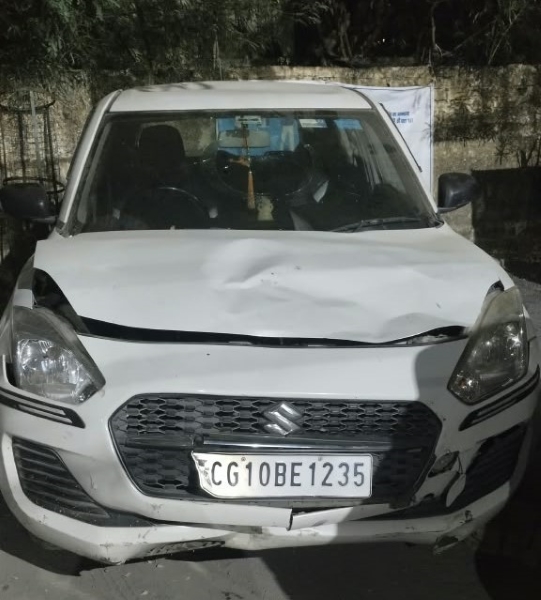 नाबालिग चला रहा था कार, सड़क हादसे में बाइक सवार के पैर समेत शरीर में गंभीर चोटें! सरकंडा पुलिस ने सफेद स्विफ्ट जब्त कर वाहन मालिक पर कसा शिकंजा