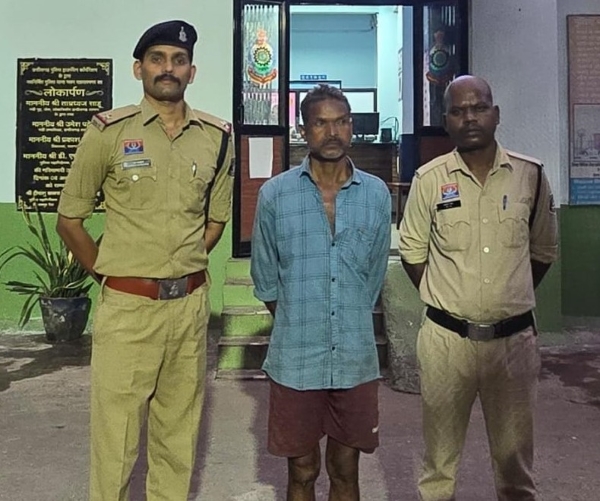 जमीन विवाद ने लिया हिंसक मोड़, दुर्गा पंडाल से प्रसाद लेकर लौट रहे 77 वर्षीय बुजुर्ग के गले पर चाकू से हमला! रायगढ़ पुलिस ने 24 घंटे में आरोपी को पकड़ा