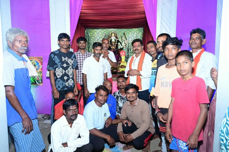 नवरात्रि में देवी दर्शन के बीच जनसंवाद, विजय शर्मा ने कबीरधाम के गांवों में की घोषणाएं; सड़क से सामुदायिक भवन तक के काम शामिल