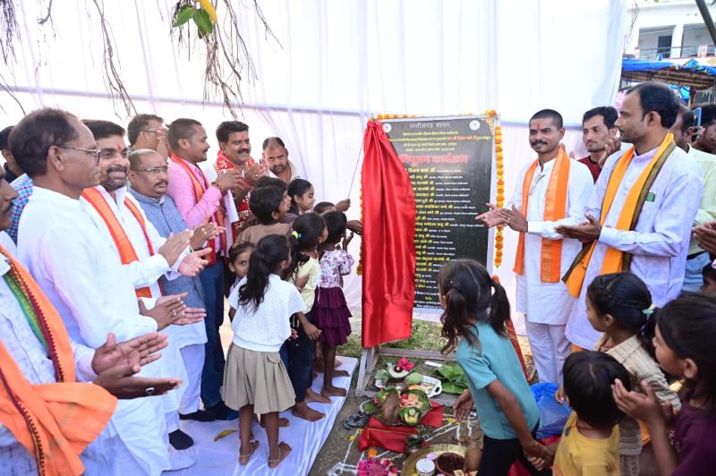 सड़क निर्माण में लापरवाही पर नहीं चलेगी ढिलाई! कबीरधाम के तीन गांवों को गौरव पथ की सौगात, सारंगपुर कला में सीसी रोड की भी घोषणा