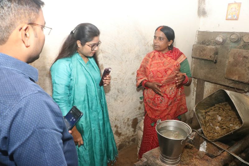 स्व-सहायता समूह से कारोबार का विस्तार, अब सूरजपुर से अंबिकापुर तक पहुंच रहा सरसों तेल; बसंती राजवाड़े कमा रहीं हर महीने ₹32 हजार