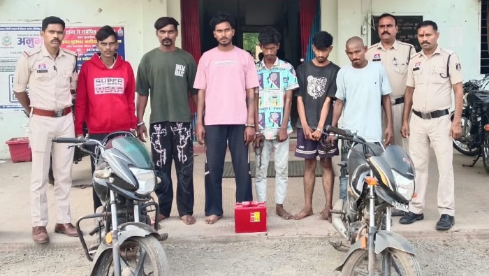 संगठित बाइक चोरी का खुलासा! गुंडा बदमाश सहित 6 आरोपी गिरफ्तार, चोरी की होंडा साइन-पैशन प्रो समेत 3 सामान बरामद