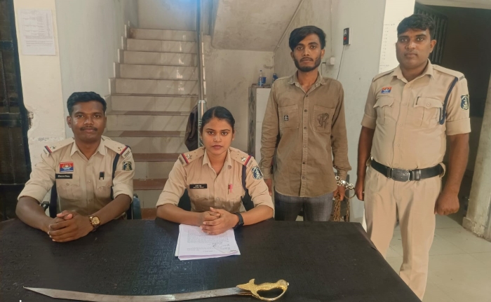 सरेराह तलवार लहराकर लोगों में दहशत फैलाने का आरोप, सकरी पुलिस ने दिखाई तत्परता! मुखबिर की सूचना पर दबिश देकर बिट्टू साहू को किया गिरफ्तार, आरोपी के कब्जे से तलवार बरामद