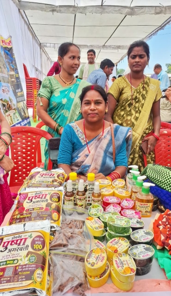 साबुन से शैम्पू तक… घरेलू उत्पादों के कारोबार से आत्मनिर्भरता की ओर बढ़ीं पुष्पा देवी! जांजगीर-चांपा की इस महिला ने ‘होममेड पुष्पा’ के जरिए अपने हुनर को दिया नया मुकाम, जानिए कैसे बना स्वरोजगार उनकी ताकत।