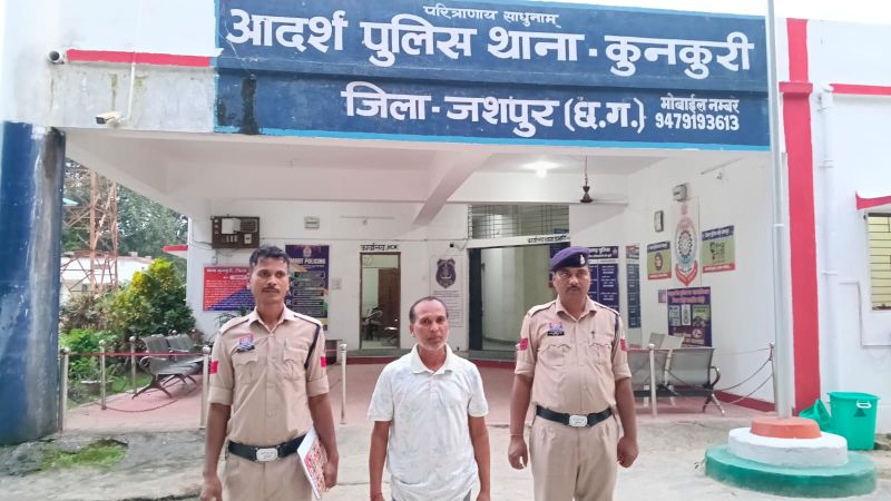 फेसबुक पोस्ट को लेकर जशपुर में मामला दर्ज, पुलिस पहुंची तो भागने लगा आरोपी! धार्मिक भावनाएं आहत करने के आरोप में 52 वर्षीय व्यक्ति गिरफ्तार, मोबाइल-सिम जब्त