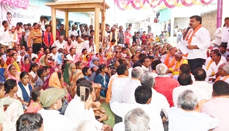 जमीन पर बैठकर ग्रामीणों की सुनी समस्याएं, फिर आवास से सड़क-पुलिया तक कई घोषणाएं! कबीरधाम के वनांचल में डिप्टी CM विजय शर्मा की चौपाल, गन्ना किसानों को लाभांश देने पर भी कही बड़ी बात