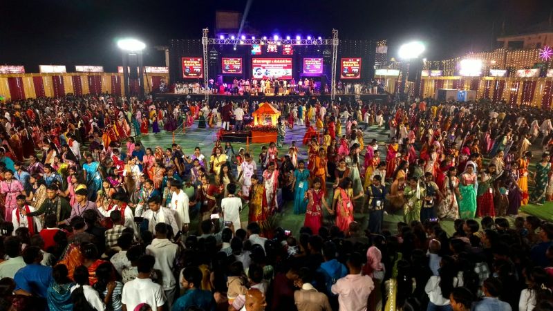 गरबा के मंच पर दिखा अनोखा नजारा! 1500 बच्चों ने हेलमेट पहनकर किया गरबा, गीतों से गूंजा सड़क सुरक्षा का संदेश; 40 हेलमेट बांटे, प्रमिला यादव को मिली स्कूटी