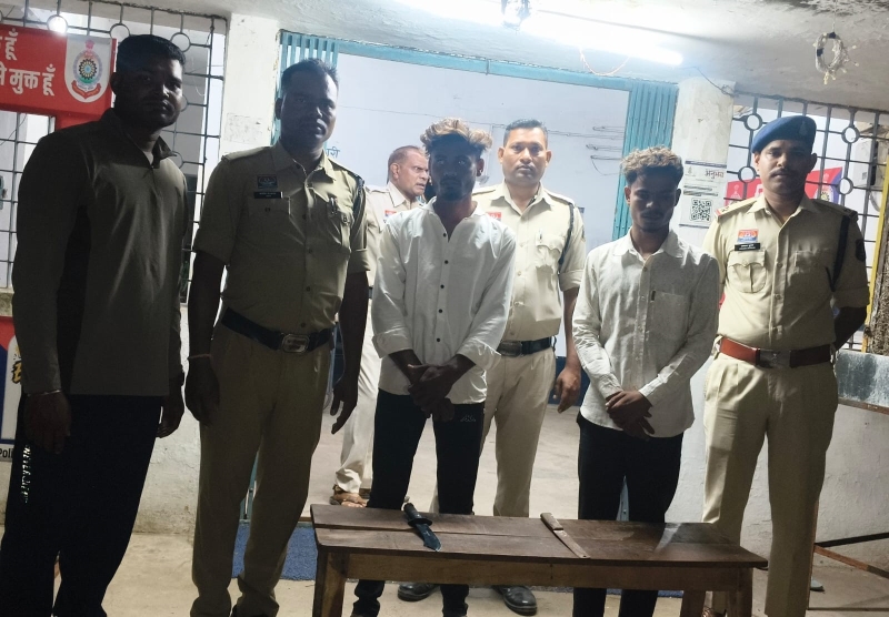 नवरात्रि में सुरक्षा को लेकर बिल्हा पुलिस अलर्ट, भैसबोड़ फाटक के पास चेकिंग में 2 युवक चाकू के साथ गिरफ्तार; अवैध हथियारों के खिलाफ अभियान जारी
