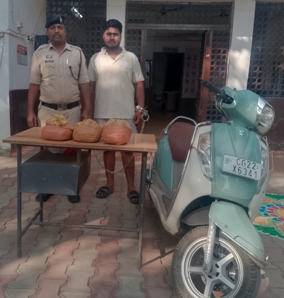पुलिस की घेराबंदी, गांजा तस्करी का आरोपी पकड़ाया! स्कूटी से 3 किलो 27 ग्राम गांजा जब्त, NDPS एक्ट के तहत मामला दर्ज।