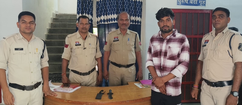 दुर्गा पंडाल में आरती के दौरान सोने की चेन पार! CCTV फुटेज से खुला राज, बिलासपुर पुलिस ने 3 महिलाओं को किया गिरफ्तार; वारदात में इस्तेमाल ब्लेड जब्त।