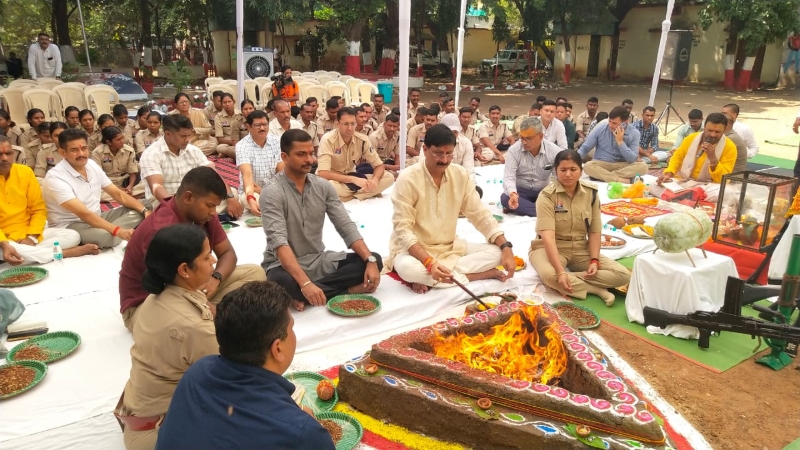 विजयादशमी पर रायपुर पुलिस का शौर्य और शक्ति प्रदर्शन! पुलिस कमिश्नर डॉ. संजीव शुक्ला ने की शस्त्र-वाहनों की पूजा, हर्ष फायरिंग और पुलिस बैंड की धुनों ने बांधा समां।