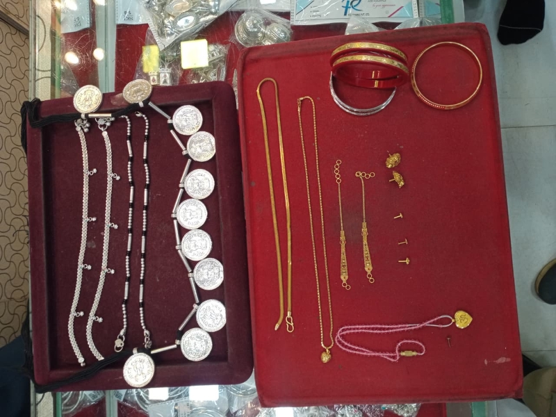 पुलिस की त्वरित कार्रवाई, नकबजनी की वारदात का चंद घंटों में खुलासा; विधि से संघर्षरत बालक पकड़ा गया, 8 लाख रुपये के सोने-चांदी के आभूषण बरामद