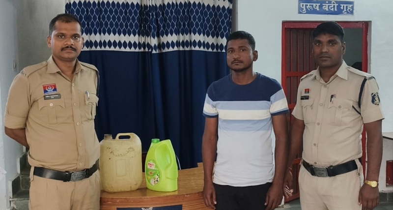 महुआ शराब बेचने वाले पर रतनपुर पुलिस का शिकंजा, मुखबिर की सूचना पर दबिश देकर शराब और नकदी जब्त; नशे के अवैध कारोबार पर कार्रवाई जारी