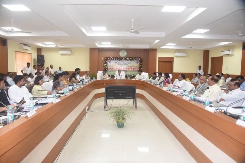 सरगुजा संभाग में खेती को लेकर बड़ा एक्शन प्लान तैयार! लीची, स्ट्रॉबेरी, सरसों और दलहन से किसानों की आमदनी बढ़ाने की तैयारी, ग्रीष्मकालीन धान का रकबा शून्य करने पर भी जोर