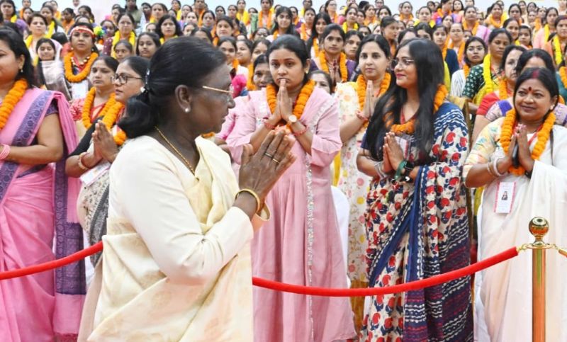बस्तर में राष्ट्रपति द्रौपदी मुर्मु का ऐतिहासिक दौरा! शक्तिपीठ में पूजा-अर्चना, सदियों पुरानी जनजातीय लोकतांत्रिक परंपरा ‘मुरिया दरबार’ की साक्षी बनेंगी, फिर मांझी-चालकियों के साथ करेंगी भोजन—देश की नजरें टिकीं बस्तर पर!