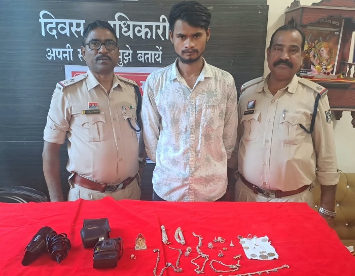 बंद मकान में चोरी कर पुलिस को दे रहा था चकमा, सरकंडा में अचानक चेकिंग के दौरान पकड़ा गया आरोपी; कैमरा, जेवर और नगदी समेत 100% मशरूका बरामद