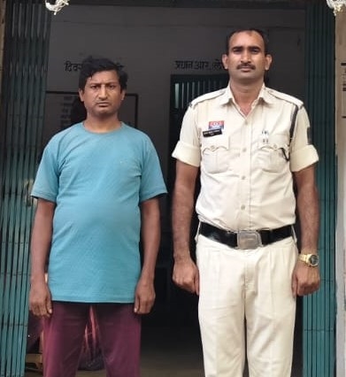 मौत बनकर दौड़ा हाइवा, स्कूटी और बाइक को मारी टक्कर; आक्रोशित भीड़ को बिल्हा पुलिस ने संभाला, आरोपी चालक गिरफ्तार और वाहन जब्त