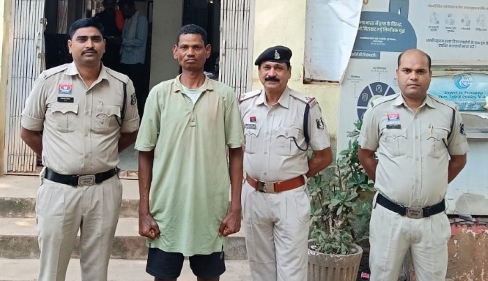 सीने और पेट पर चाकू से हमला कर हुआ था फरार, हत्या के प्रयास के आरोपी को सीपत पुलिस ने कोरबा में घेराबंदी कर पकड़ा; पुरानी दुश्मनी बनी हमले की वजह