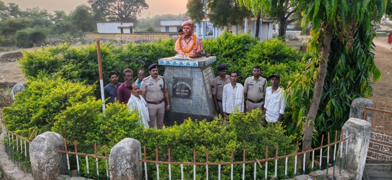 कर्तव्य निभाते हुए शहीद हुए आरक्षक हीरालाल गायकवाड की वीरता को सलाम, पुलिस अधिकारी, परिजन और ग्रामीण पहुंचे शहीद स्मारक; अमर बलिदान ने फिर जगाई राष्ट्रसेवा की प्रेरणा