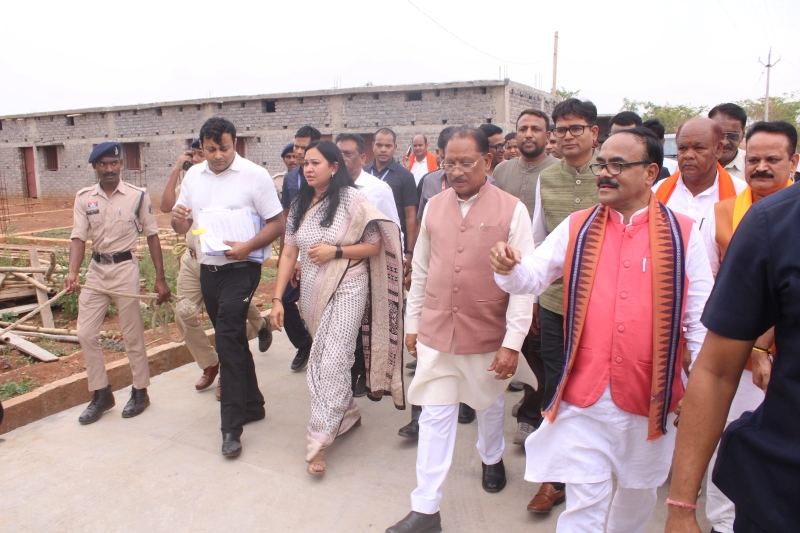 सुशासन तिहार में ग्रामीणों की मांगों पर लगी मुहर, वनांचल की तस्वीर बदलने की तैयारी! मुख्यमंत्री की 5 घोषणाओं को मंजूरी, पुल निर्माण से लेकर दो स्कूलों के नामकरण तक बड़े फैसले।
