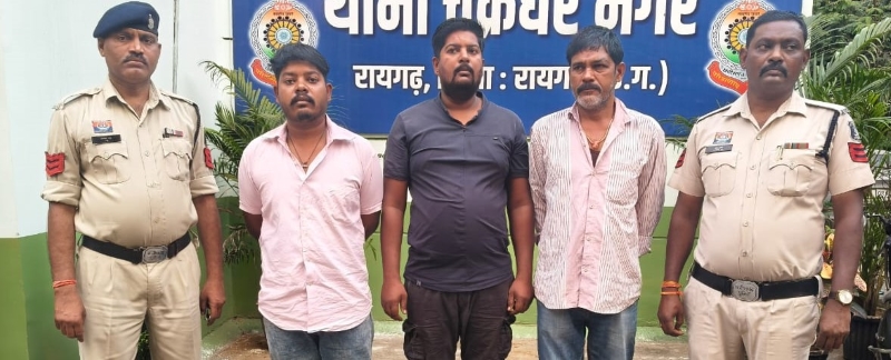 दुर्गा पंडाल के पास मारपीट, पुलिस की कार्रवाई पर भी उठे सवाल! रायगढ़ में तीन आरोपी गिरफ्तार, दोनों पक्षों पर अपराध दर्ज और विभागीय जांच शुरू।