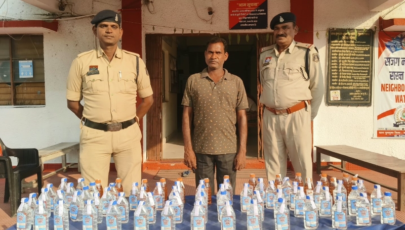 किराना दुकान के काउंटर के पास छिपाकर रखी थी अवैध शराब, मुलमुला पुलिस की दबिश में खुला राज! 70 पाव शराब जब्त, दुकानदार गिरफ्तार।