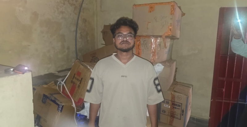 गोदाम में छिपाकर रखे थे लाखों के पटाखे, कोतवाली पुलिस की कार्रवाई से खुला मामला! राहुल महंत के कब्जे से भारी मात्रा में पटाखे जब्त, विस्फोटक अधिनियम के तहत केस दर्ज।