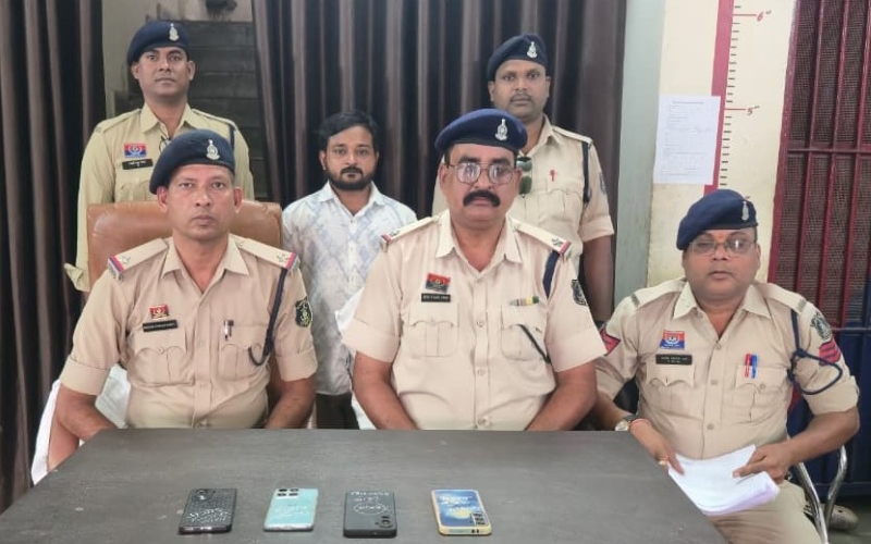 भीड़ में ‘गूंगा बच्चा’ बनकर चुराते थे मोबाइल, फिर नेपाल भेजने का खुलासा! जांजगीर पुलिस की संयुक्त कार्रवाई में ₹1.14 लाख के 4 मोबाइल बरामद, गिरोह के अन्य सदस्यों की तलाश जारी।
