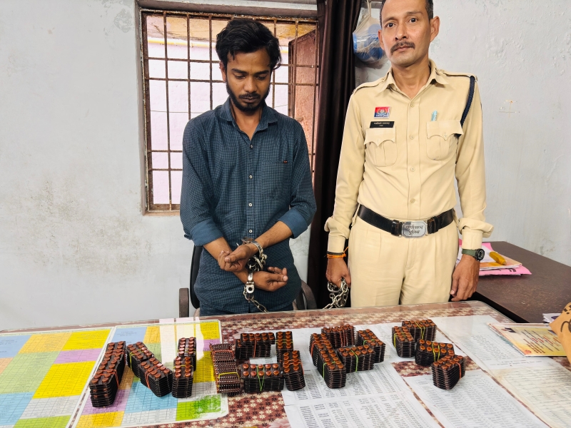 नशे की बड़ी खेप खपाने की फिराक में था आरोपी, रायपुर पुलिस ने महादेवघाट के पास घेराबंदी कर पकड़ा! नाइट्राजेपम की 2,100 टैबलेट जब्त, अब सप्लाई चेन और दूसरे तस्करों की तलाश।