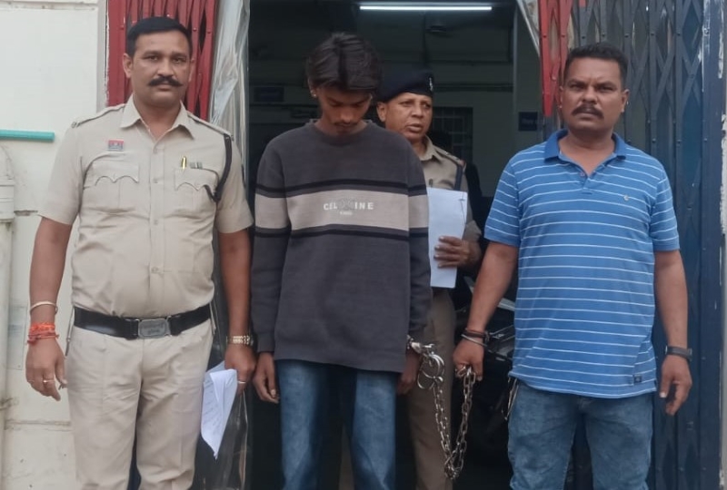 जय स्तंभ चौक पर हाथ में चाकू लहराकर लोगों को डरा रहा था युवक! गोलबाजार पुलिस ने घेराबंदी कर दबोचा, धारदार स्टील का चाकू जब्त और आर्म्स एक्ट के तहत केस दर्ज।।