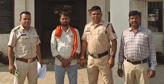 दो आरोपी पहले ही गिरफ्तार, तीसरा एक महीने से दे रहा था पुलिस को चकमा! मुखबिर की सूचना पर हिर्री पुलिस का एक्शन, आबकारी एक्ट के फरार आरोपी पवन साहू की गिरफ्तारी।