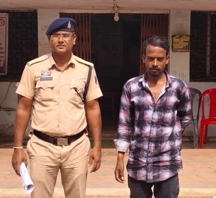 रेलवे स्टेशन जाने वाले मार्ग पर धारदार हथियार लहराकर लोगों को डरा रहा था युवक, नेवई पुलिस ने घेराबंदी कर दबोचा! स्टील का नुकीला हथियार बरामद, आर्म्स एक्ट के तहत गिरफ्तार आरोपी केंद्रीय जेल दुर्ग भेजा गया।