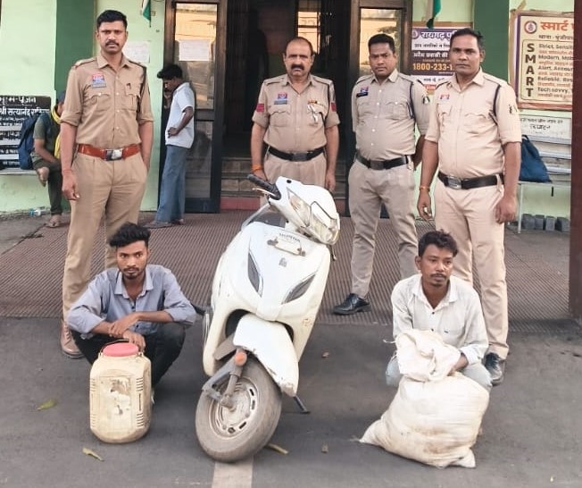 स्कूटी से शराब की तस्करी, दूसरी जगह बिक्री की तैयारी—पूंजीपथरा पुलिस ने दोनों ठिकानों पर मारी रेड! 32 लीटर महुआ शराब जब्त, दो आरोपियों पर आबकारी एक्ट के तहत कार्रवाई