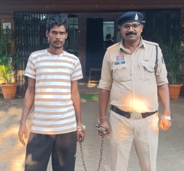 स्कूल के पीछे शराब बेचने के लिए ग्राहक का इंतजार कर रहा था आरोपी, तभी पहुंच गई पुलिस! 90 पौवा देशी शराब जब्त, टिकरापारा पुलिस ने गिरफ्तार कर न्यायिक रिमांड पर भेजा