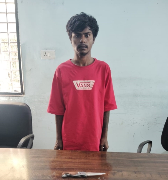 चाकू लेकर निकला युवक, आने-जाने वालों में दहशत फैलाने का आरोप! सूचना मिलते ही पहुंची पुलिस, हथियार जब्त कर आरोपी को भेजा न्यायिक रिमांड पर