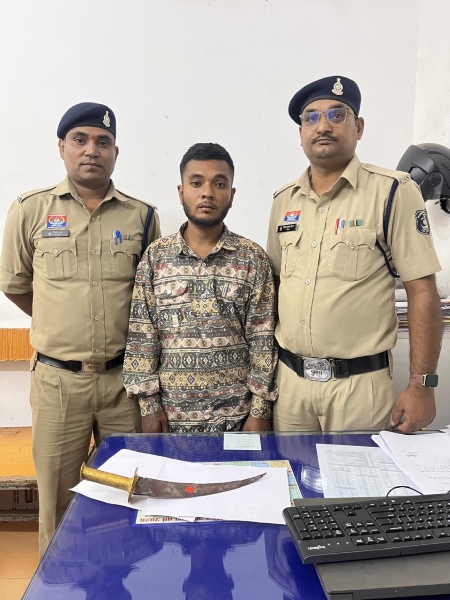 तलवारनुमा चाकू लहराकर लोगों को डराने वाला युवक गिरफ्तार! कारी तालाब के पास पुलिस की घेराबंदी, हथियार जब्त कर आर्म्स एक्ट के तहत कार्रवाई