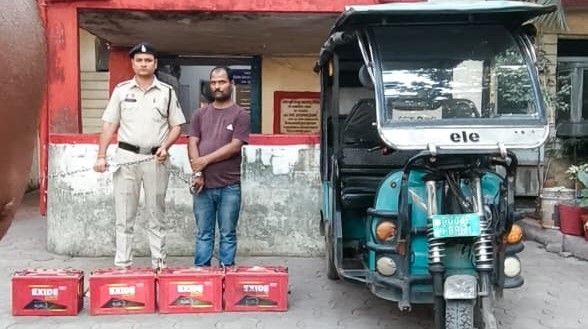 दो ई-रिक्शा से 4 बैटरियां चोरी, पुलिस ने हिस्ट्रीशीटर को दबोचा! चोरी की बैटरियों के साथ वारदात में इस्तेमाल ई-रिक्शा भी जब्त