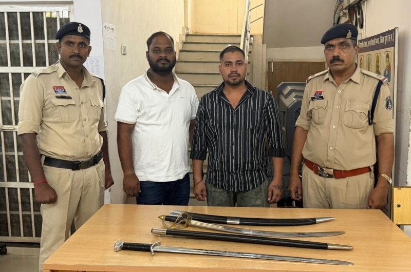 सरेआम तलवारें लहराकर लोगों को डराने वाले 2 आरोपी गिरफ्तार! वैशाली नगर पुलिस ने घेराबंदी कर पकड़ा, 2 तलवारें और 3 मोबाइल जब्त