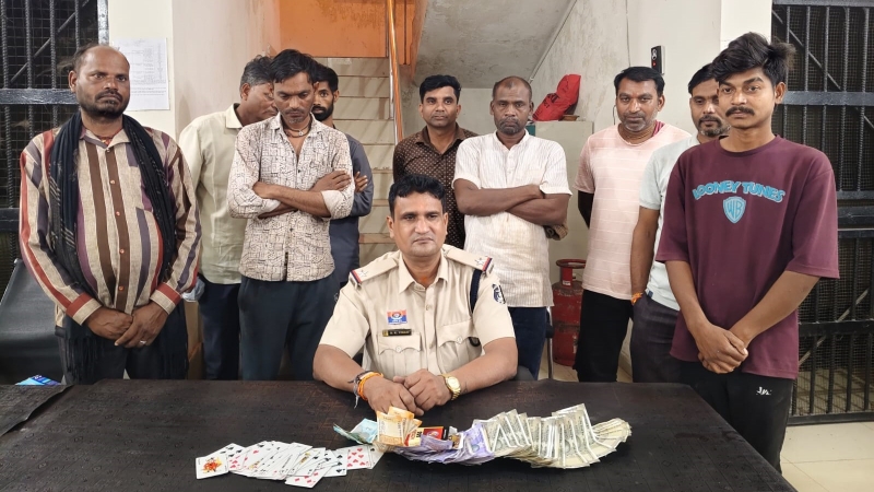 जुआ फड़ पर पुलिस की दबिश, एक साथ पकड़े गए 9 जुआरी! गिरधौना में हार-जीत का खेल उजागर, नकदी के साथ बोरी-फट्टी और अधजली मोमबत्ती भी जब्त