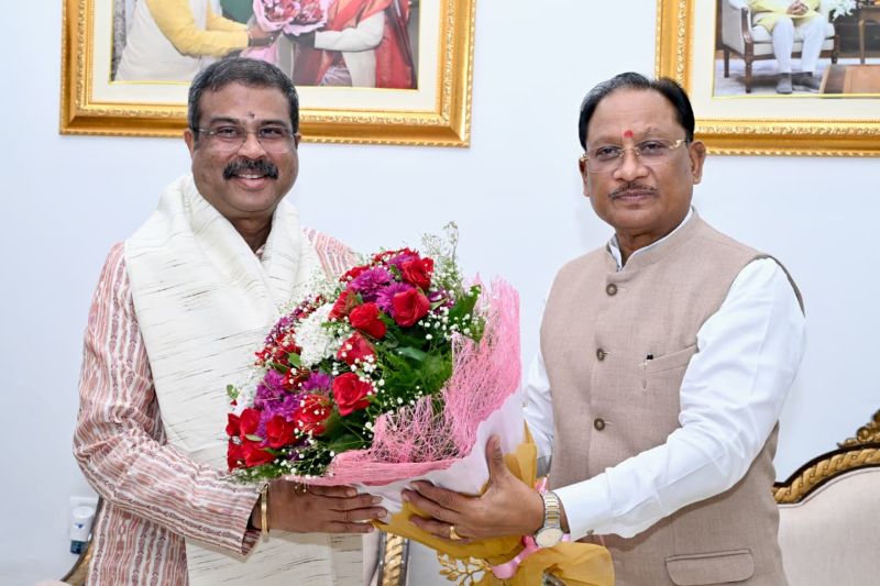 रायपुर में CM विष्णुदेव साय से मिले धर्मेंद्र प्रधान! बंद कमरे में किन मुद्दों पर हुई चर्चा? मुलाकात ने बढ़ाई सियासी हलचल
