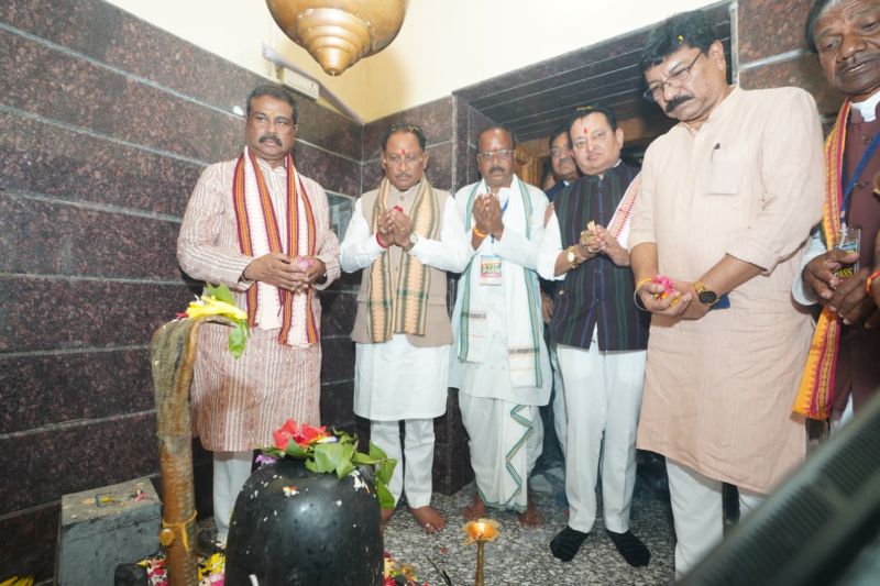 मां रामचंडी के दरबार में पहुंचे CM विष्णुदेव साय! पूजा-अर्चना कर मांगा छत्तीसगढ़ के लिए आशीर्वाद, साथ दिखे सांसद धर्मेंद्र प्रधान