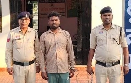 खूनी वारदात से मचा हड़कंप! पत्नी को जान से मारने की कोशिश का आरोप, हथबंद पुलिस ने पति को दबोचा; हमले में इस्तेमाल ईंट जब्त