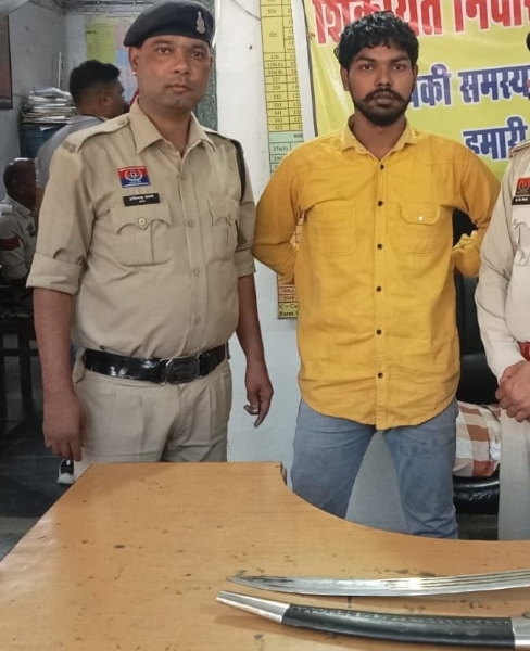 सरेराह तलवार लहराकर दहशत फैलाने निकला बदमाश, कोतवाली पुलिस ने दबोचा! लोगों को डरा-धमका रहा 26 वर्षीय आरोपी गिरफ्तार, आर्म्स एक्ट के तहत हुई कार्रवाई