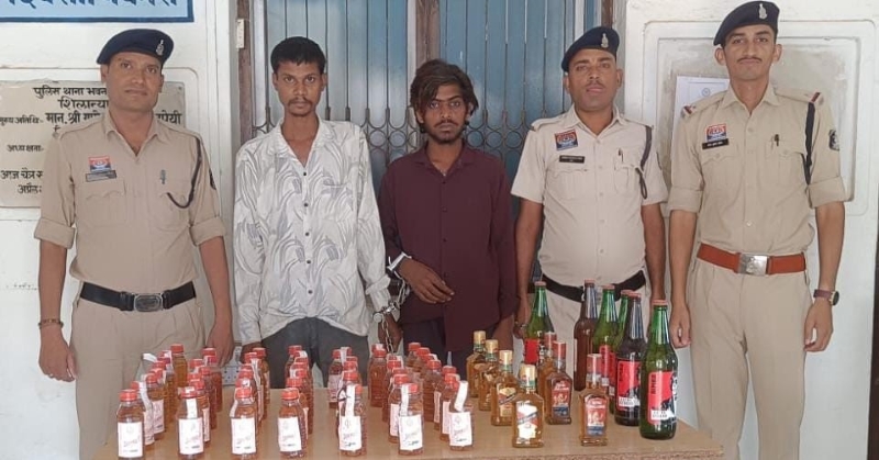 बोरी में छिपाकर रखी थी 50 पाव शराब, महिला कमांडो और ग्रामीणों की मदद से खुला मामला! सुहेला पुलिस ने दो आरोपियों को पकड़ा, बियर से लेकर अंग्रेजी-देशी शराब तक जब्त