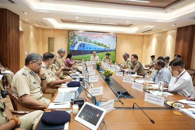 दिवाली-छठ पर रेलवे में सुरक्षा का खास इंतजाम, ड्रोन से निगरानी और पुलिस का मजबूत तालमेल! नई दिल्ली में जीआरपी प्रमुखों का 8वां सम्मेलन संपन्न, पत्थरबाजी रोकने से लेकर बच्चों को जागरूक करने तक बनी रणनीति